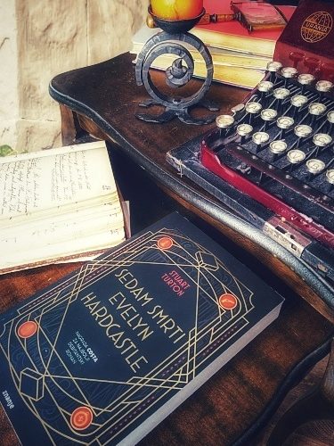 Recenzija: “Sedam smrti Evelyn Hardcastle”, Stuart Turton