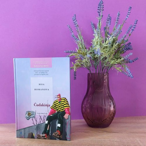 Recenzija: “Čudakinja”, Moa Romanova